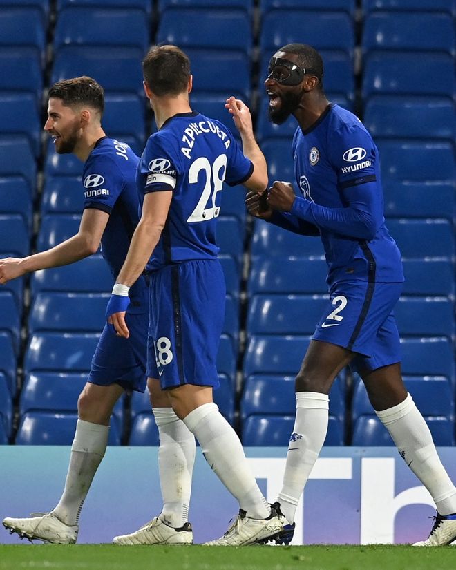 山东泰山今天下午在基地举行球迷开放日，一百多名球迷到场