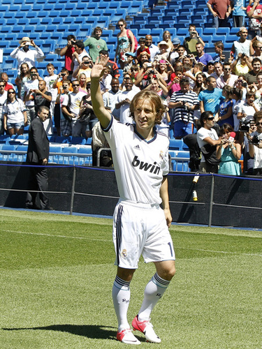 山东泰山今天下午在基地举行球迷开放日，一百多名球迷到场