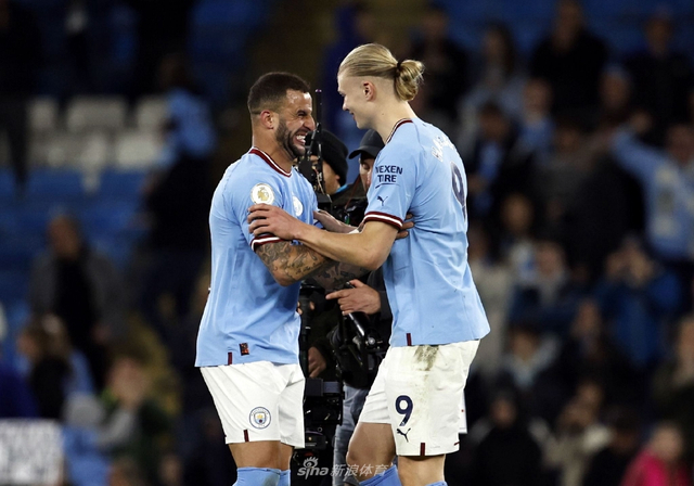 天空体育：张伯伦目前正在阿森纳训练，同时筹划下一步动向